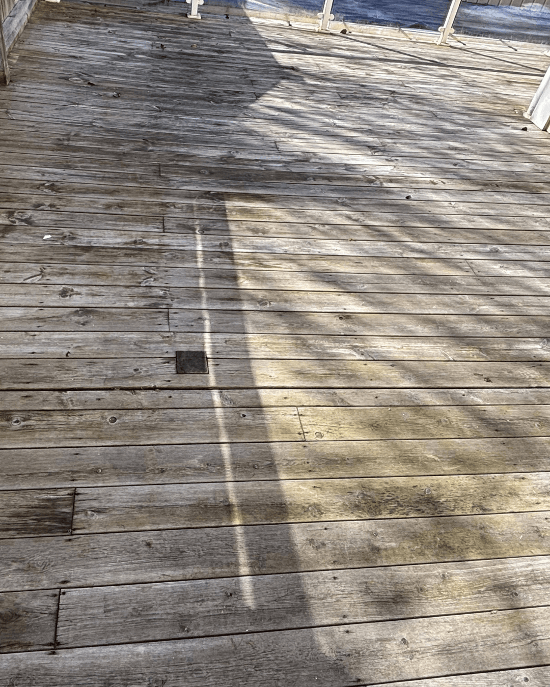 Altan med grånad, smutsig träyta före behandling