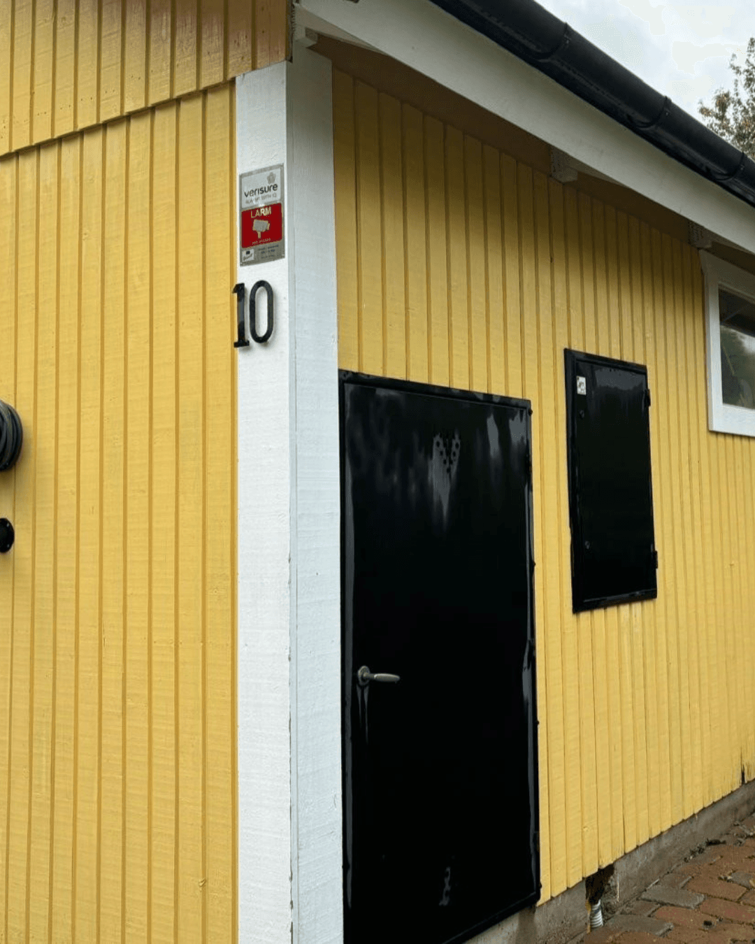 Träfasad med grånad, obehandlad yta före behandling