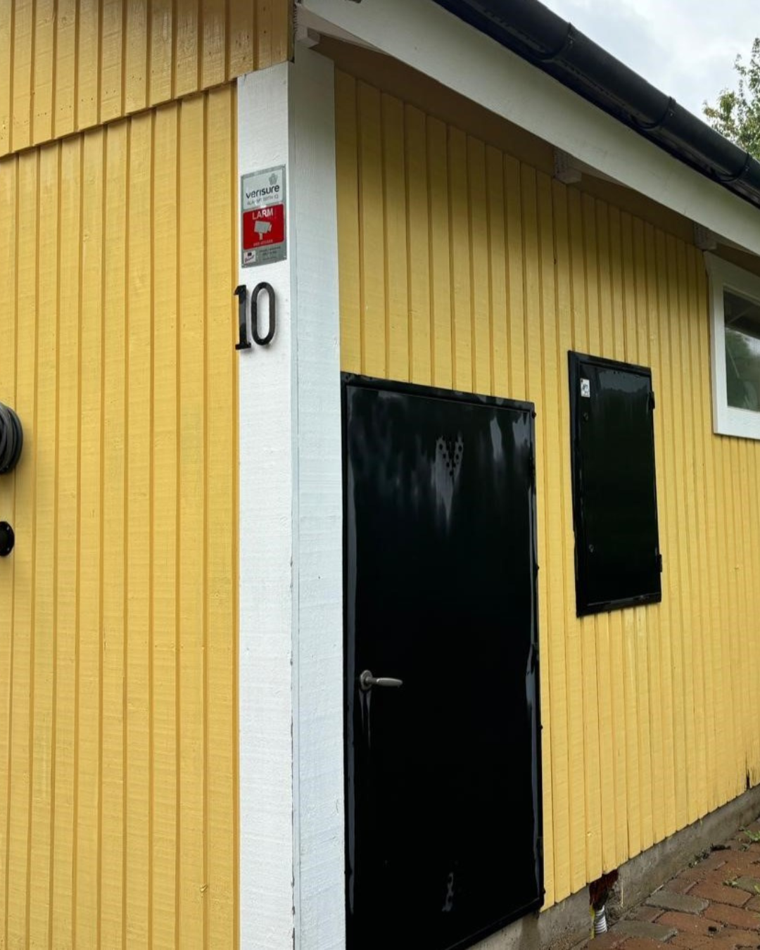Behandlad träfasad med jämn färgad yta.